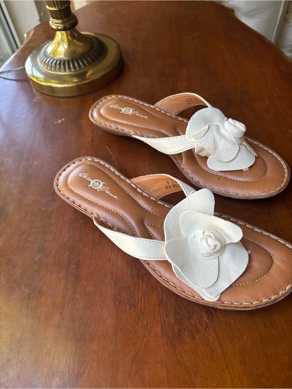 NIB Børn Crown Begonia Ivory Leather Floral Thong Wedge Sandals  Size 9
W01259 - Picture 3 of 7